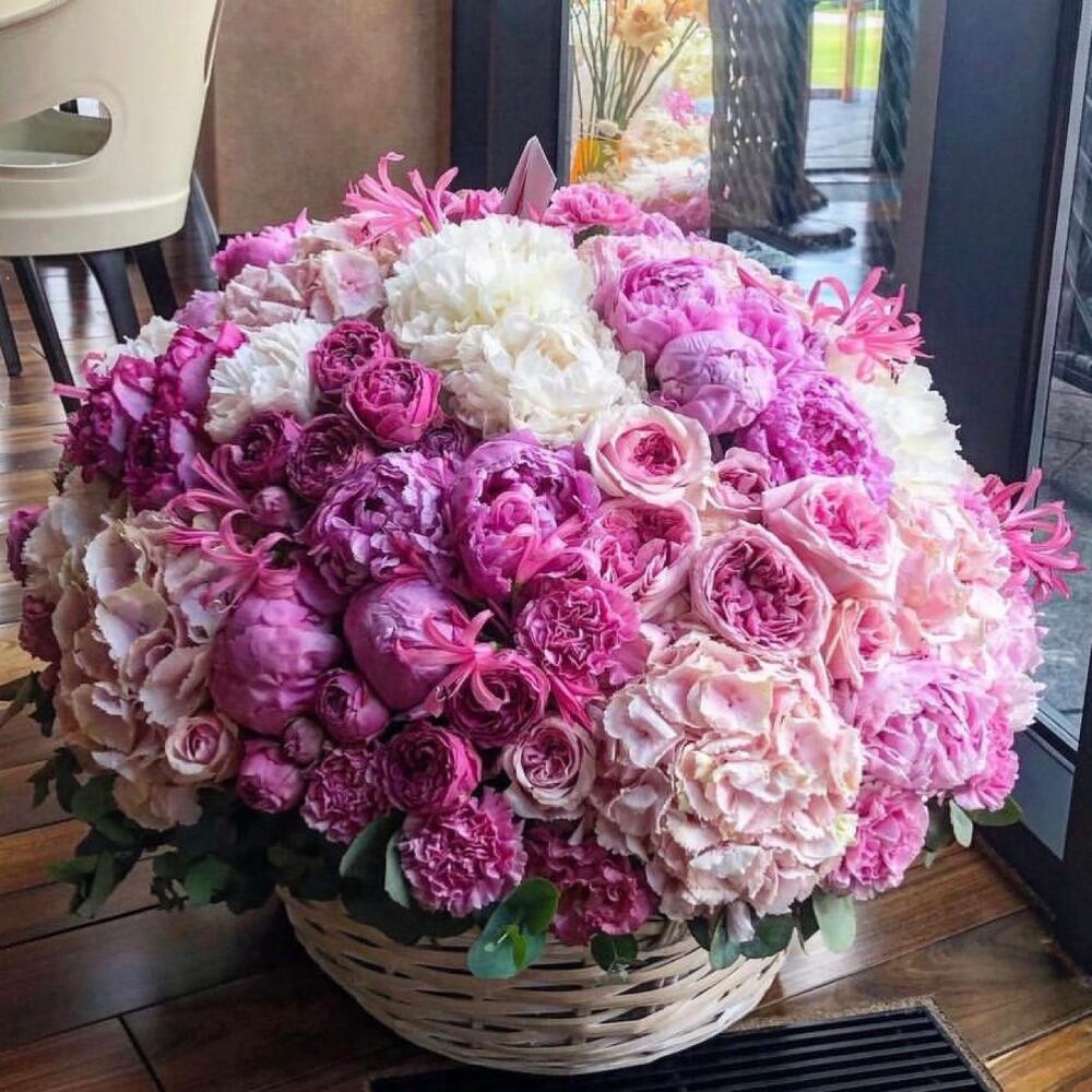 Корзина с пионами, гортензиями, розами ассорти