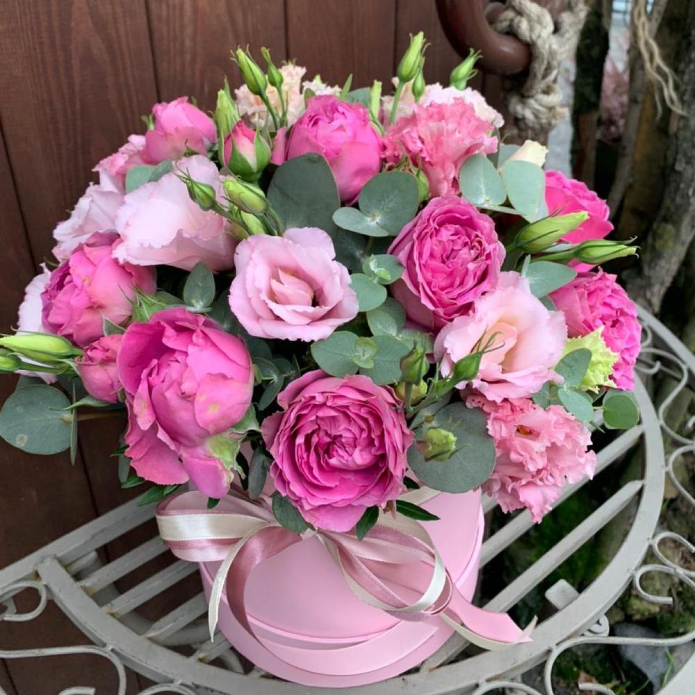 Шляпная коробка из пионовидных роз и эустомы Виктория Шляпная коробка из пионовидных роз и эустомы Виктория